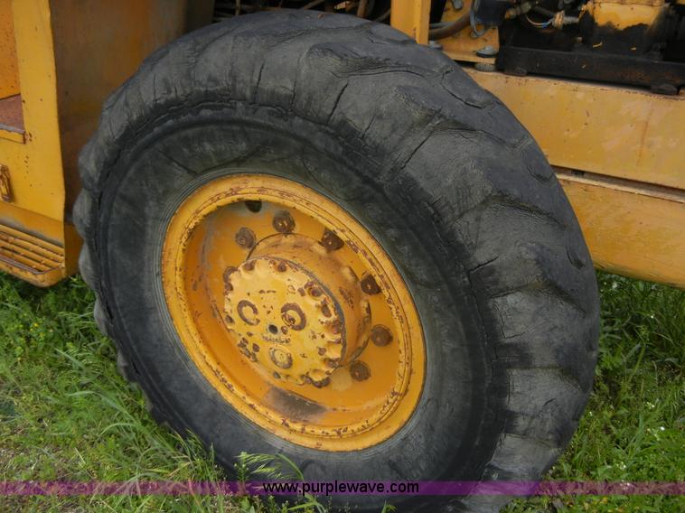 image for item 2300 1973 Massey-Ferguson MF33 wheel loader