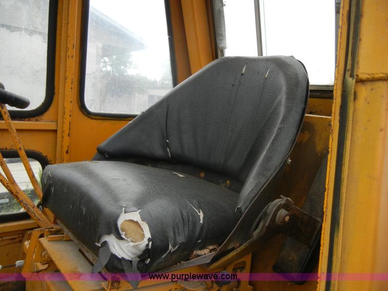 image for item 2300 1973 Massey-Ferguson MF33 wheel loader