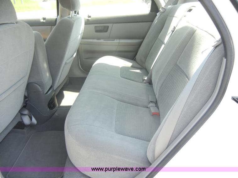 image for item 2398 2006 Ford Taurus SE