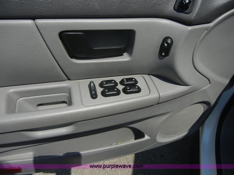 image for item 2398 2006 Ford Taurus SE