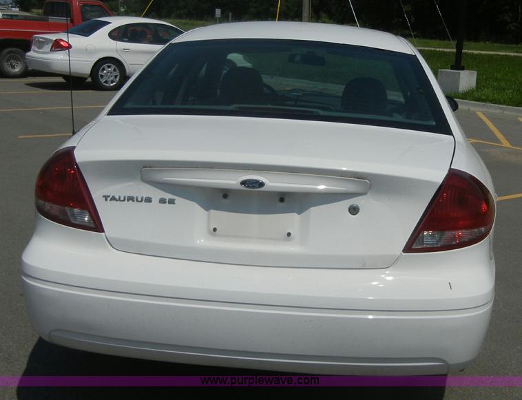 image for item 2399 2006 Ford Taurus SE