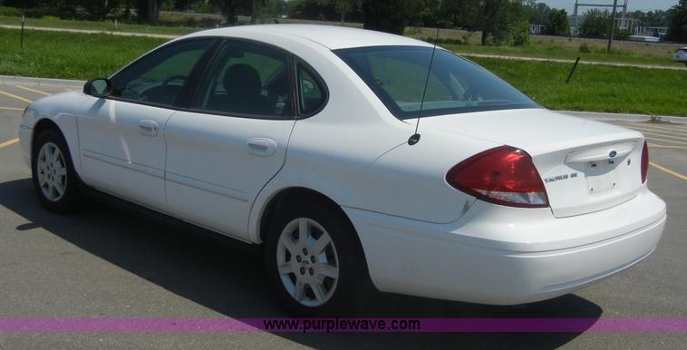 image for item 2399 2006 Ford Taurus SE
