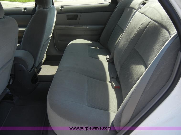 image for item 2399 2006 Ford Taurus SE