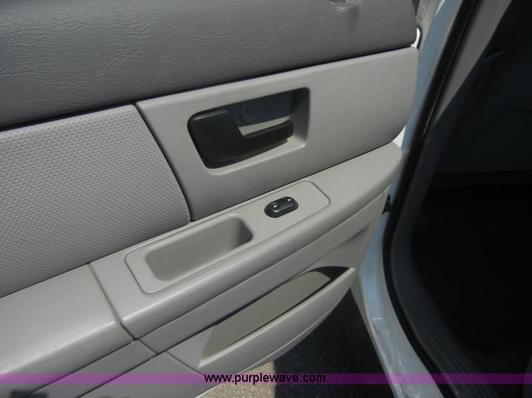 image for item 2399 2006 Ford Taurus SE