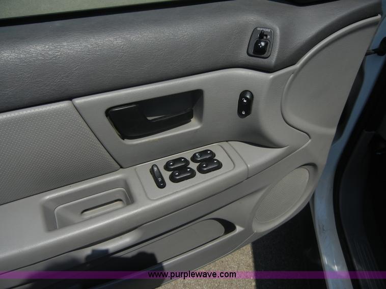 image for item 2399 2006 Ford Taurus SE