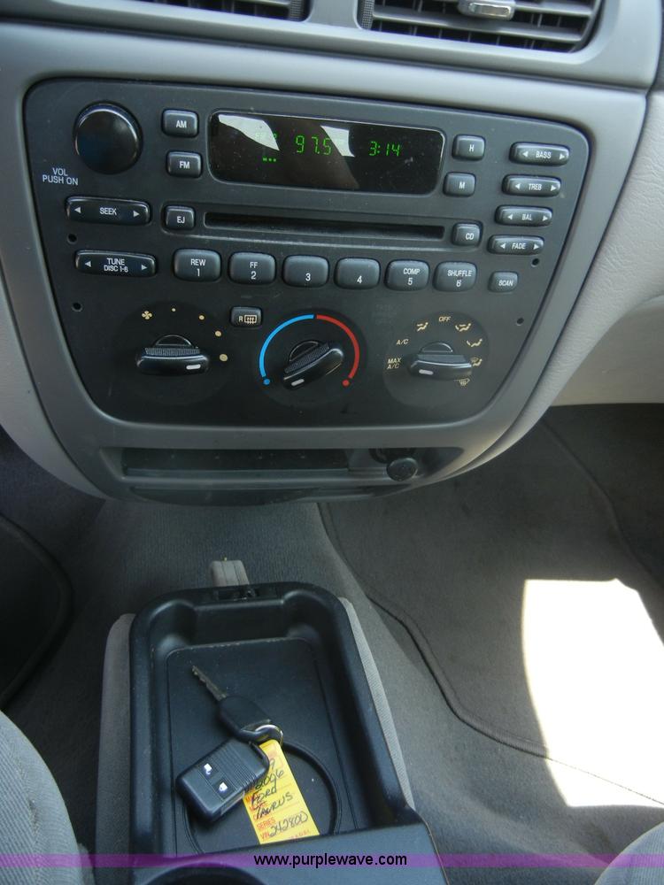 image for item 2399 2006 Ford Taurus SE