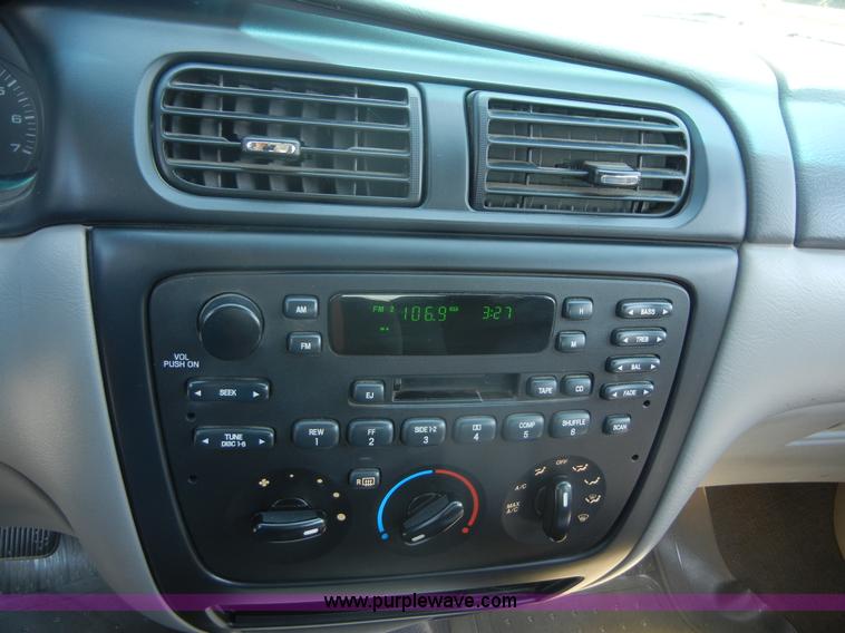 image for item 2400 2002 Ford Taurus SE