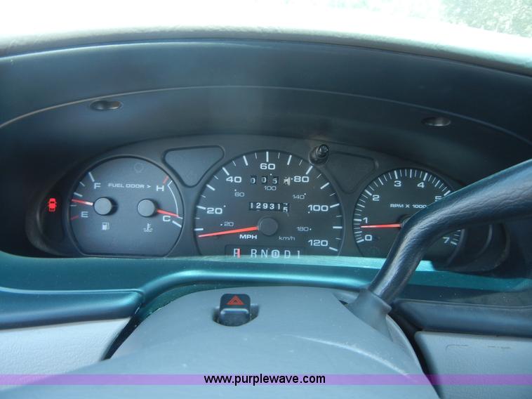 image for item 2400 2002 Ford Taurus SE