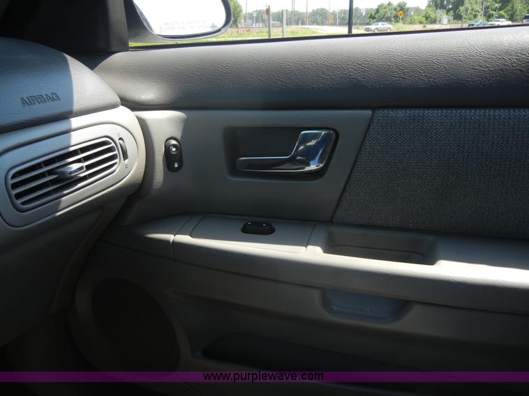 image for item 2400 2002 Ford Taurus SE