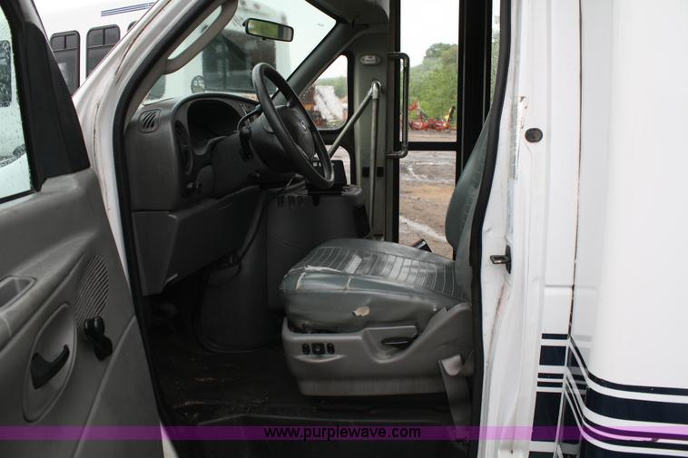 image for item 4651 2003 Ford E350 Super Duty transit bus