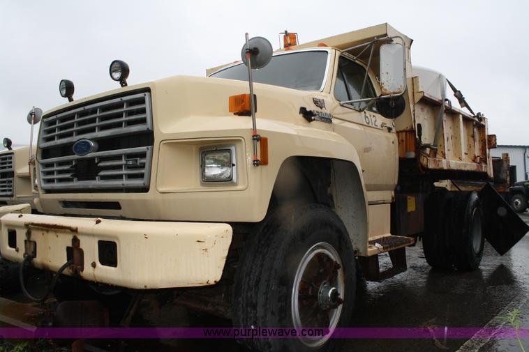 image for item 4653 1994 Ford F800 dump truck with sprayer