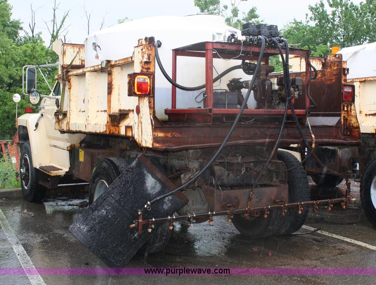 image for item 4653 1994 Ford F800 dump truck with sprayer