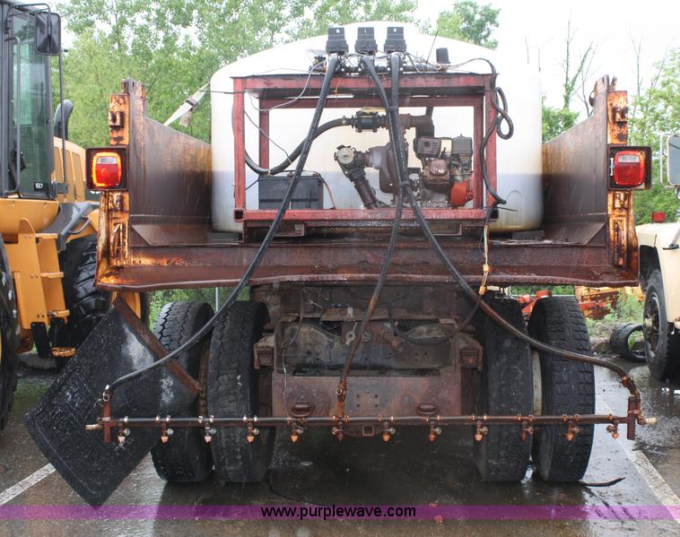 image for item 4653 1994 Ford F800 dump truck with sprayer