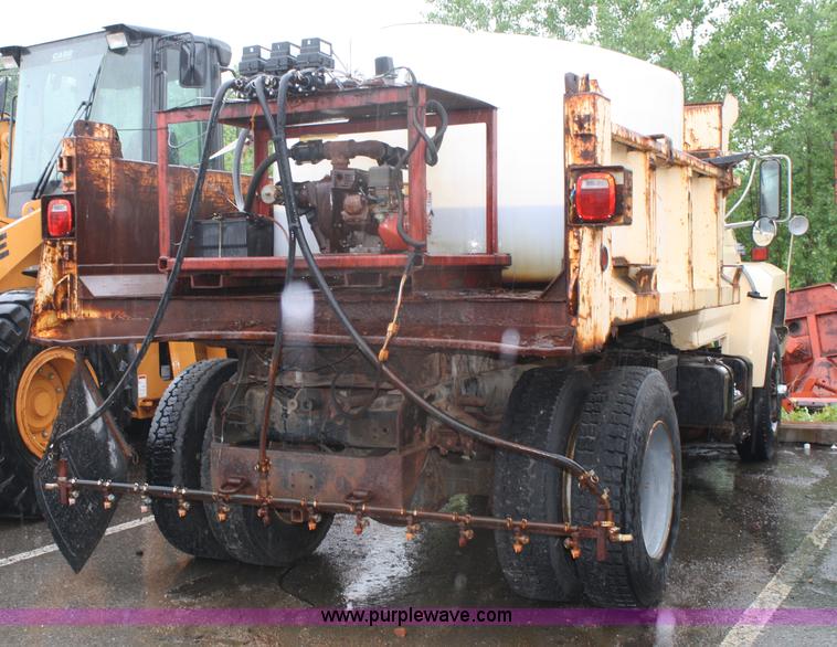 image for item 4653 1994 Ford F800 dump truck with sprayer