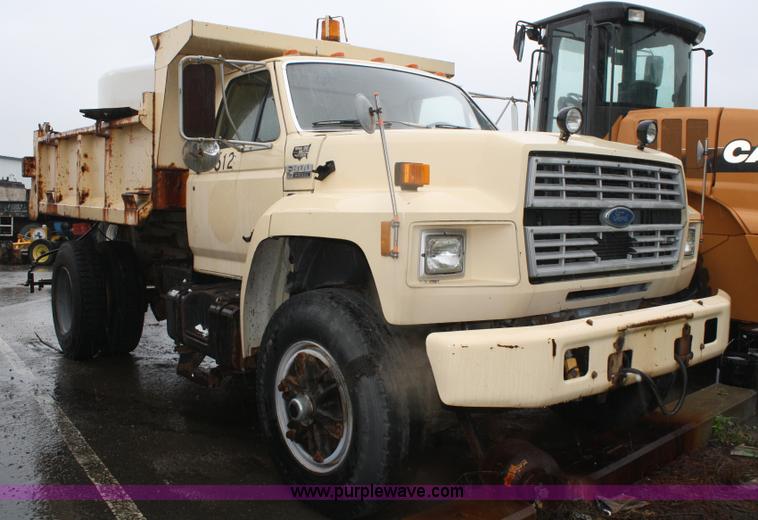 image for item 4653 1994 Ford F800 dump truck with sprayer
