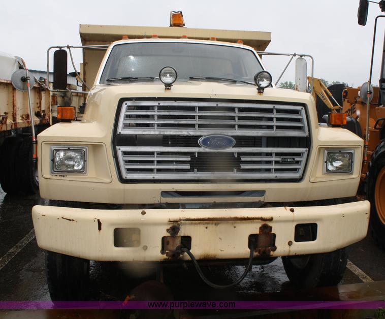 image for item 4653 1994 Ford F800 dump truck with sprayer