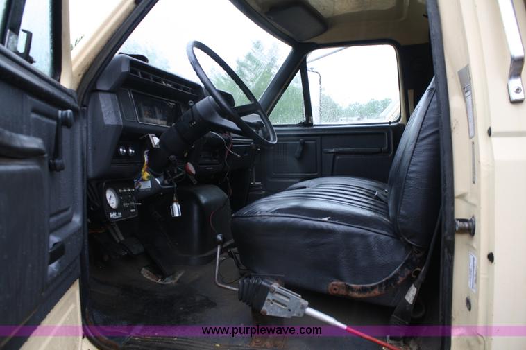 image for item 4653 1994 Ford F800 dump truck with sprayer