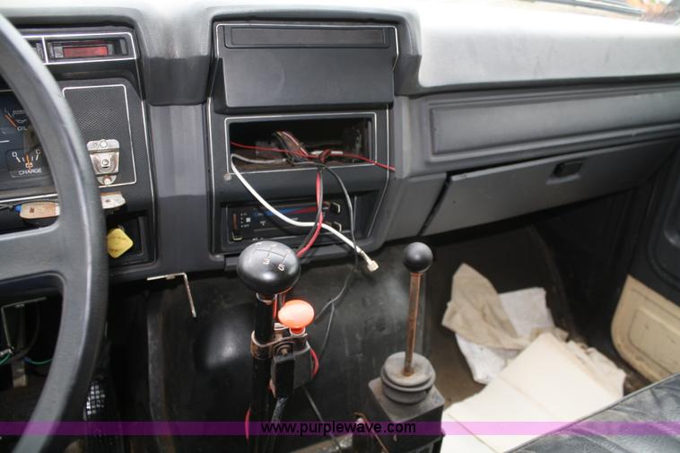 image for item 4653 1994 Ford F800 dump truck with sprayer