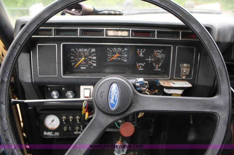 image for item 4653 1994 Ford F800 dump truck with sprayer