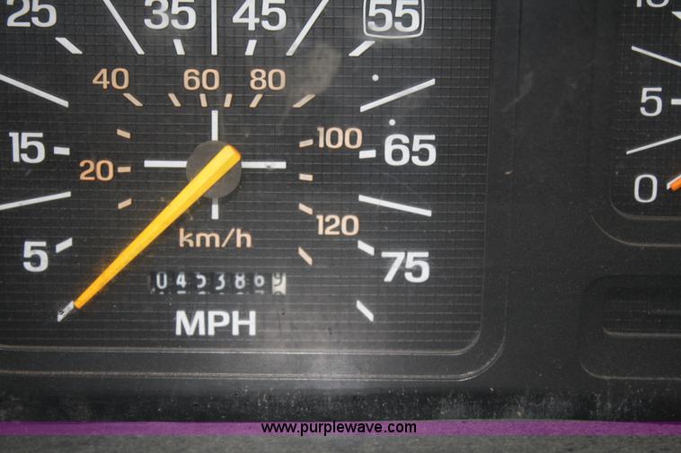 image for item 4653 1994 Ford F800 dump truck with sprayer