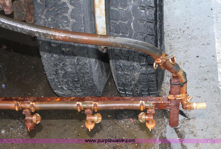 image for item 4653 1994 Ford F800 dump truck with sprayer