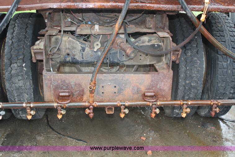 image for item 4653 1994 Ford F800 dump truck with sprayer