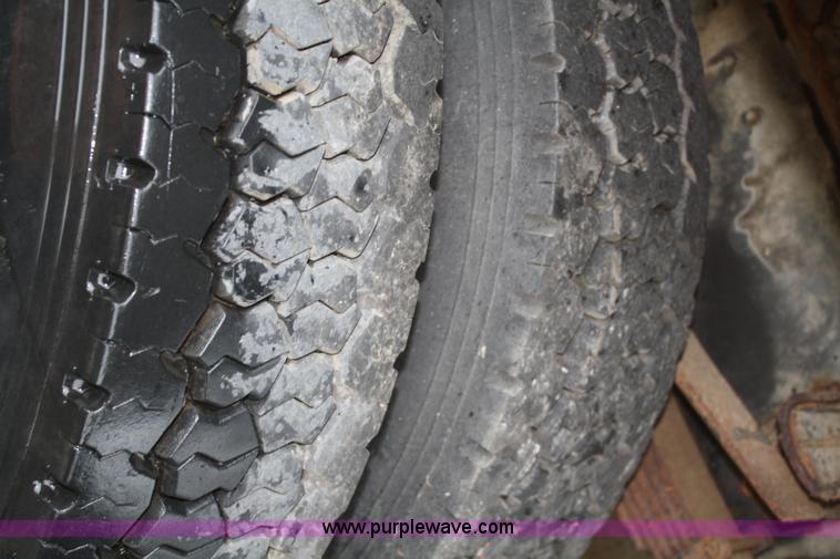 image for item 4653 1994 Ford F800 dump truck with sprayer