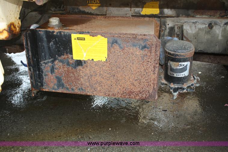 image for item 4653 1994 Ford F800 dump truck with sprayer