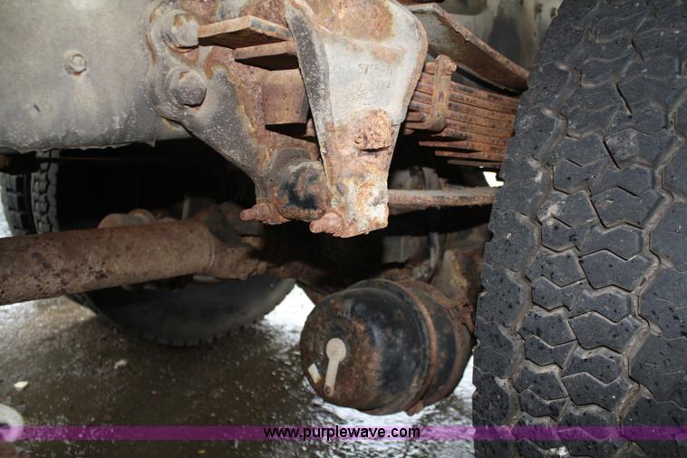 image for item 4653 1994 Ford F800 dump truck with sprayer