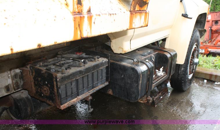 image for item 4653 1994 Ford F800 dump truck with sprayer