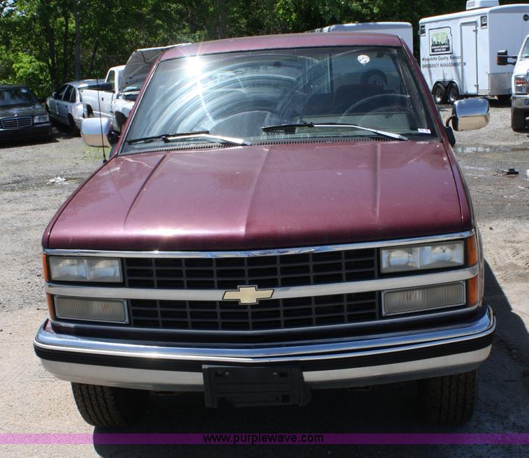 image for item 5053 1993 Chevrolet C2500 pickup truck