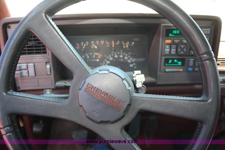 image for item 5053 1993 Chevrolet C2500 pickup truck