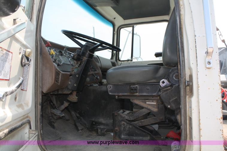 image for item 5100 1987 Ford LNT9000 semi truck