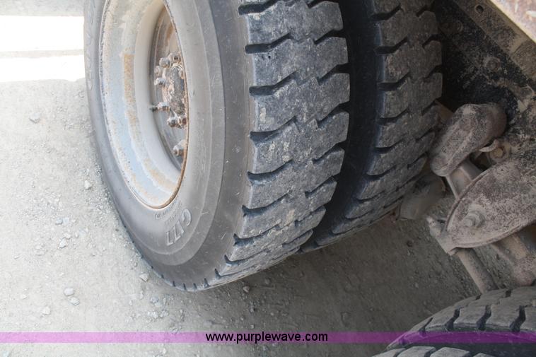 image for item 5100 1987 Ford LNT9000 semi truck