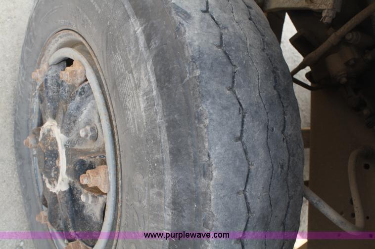 image for item 5100 1987 Ford LNT9000 semi truck