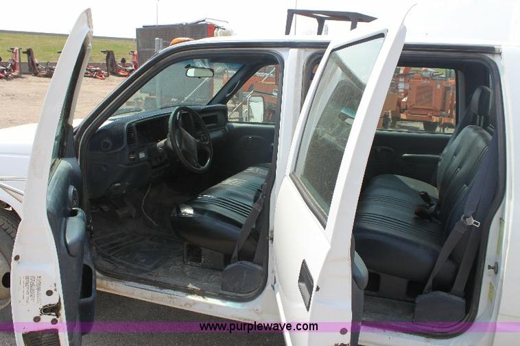 image for item 6251 2000 Chevrolet C3500 pickup truck