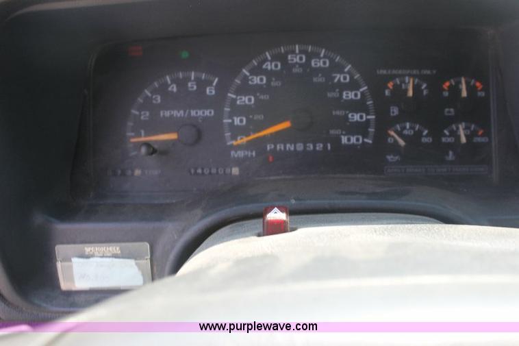 image for item 6251 2000 Chevrolet C3500 pickup truck