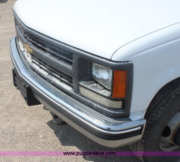 image for item 6251 2000 Chevrolet C3500 pickup truck