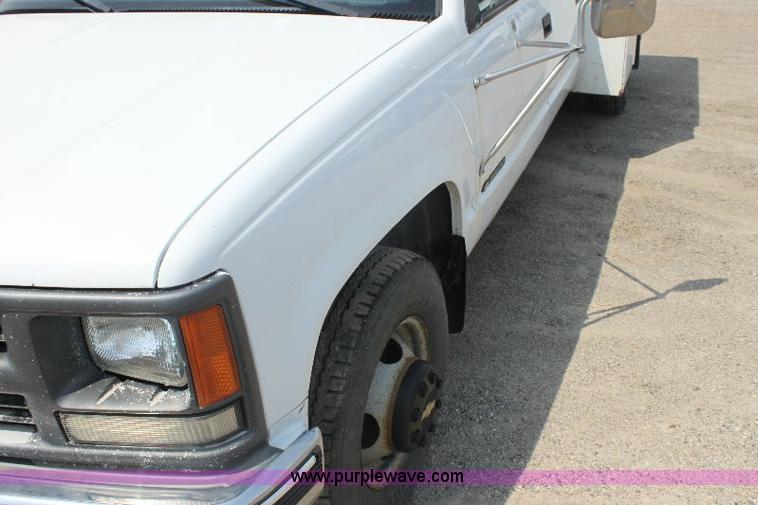 image for item 6251 2000 Chevrolet C3500 pickup truck