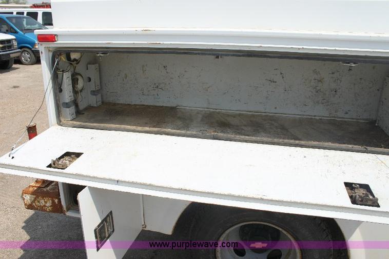 image for item 6251 2000 Chevrolet C3500 pickup truck