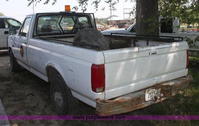 image for item 6272 1995 Ford F150 XL pickup truck