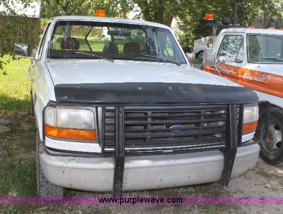 image for item 6272 1995 Ford F150 XL pickup truck