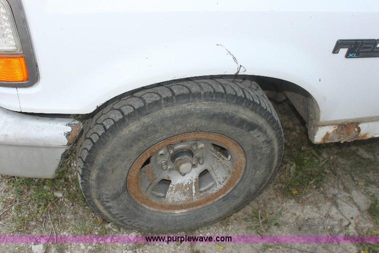 image for item 6272 1995 Ford F150 XL pickup truck
