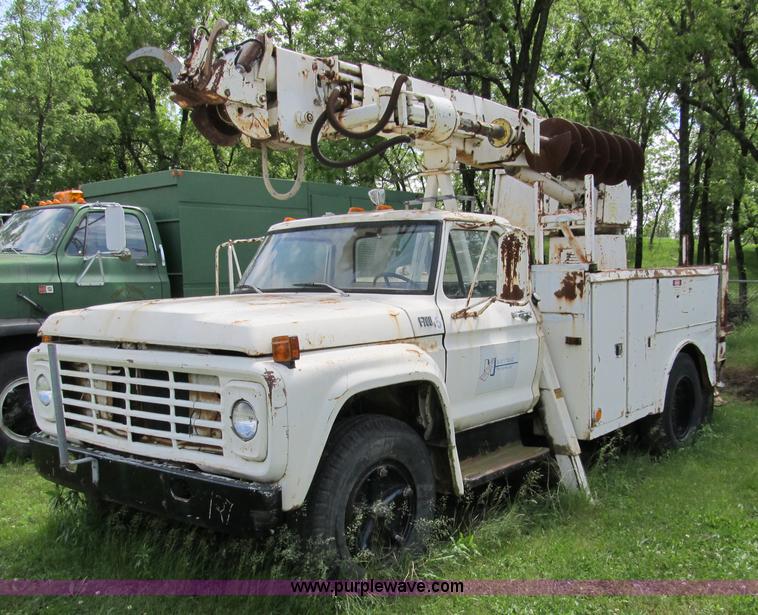 image for item 8992 1977 Ford F700 bucket/service truck