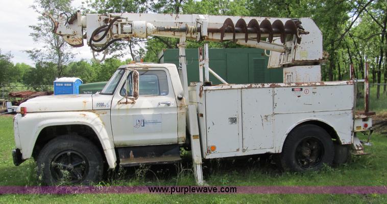 image for item 8992 1977 Ford F700 bucket/service truck