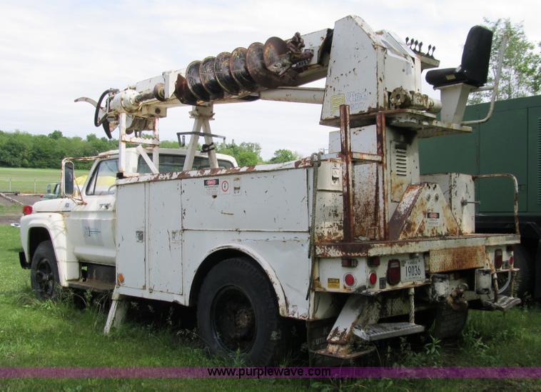 image for item 8992 1977 Ford F700 bucket/service truck