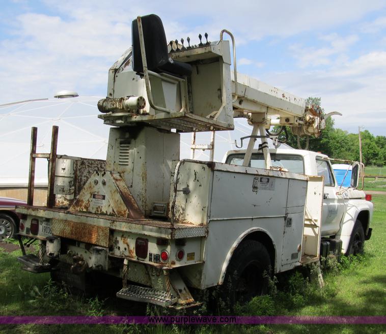 image for item 8992 1977 Ford F700 bucket/service truck