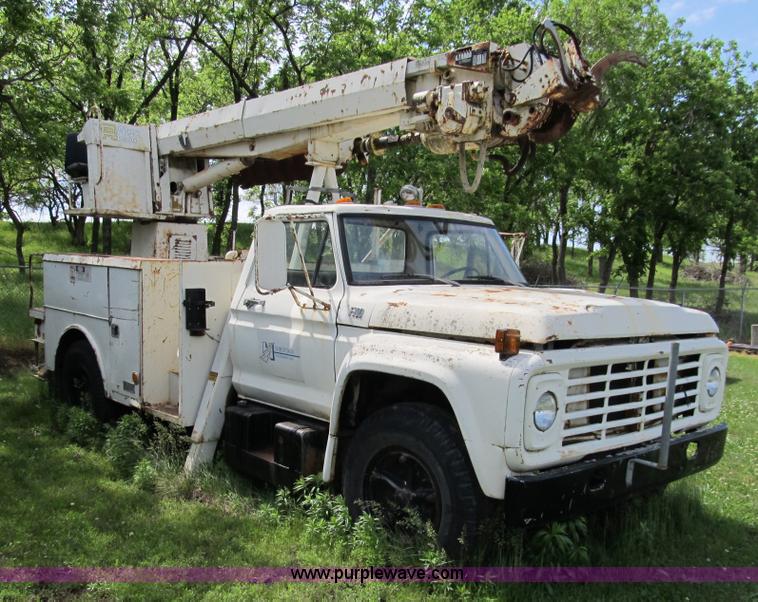image for item 8992 1977 Ford F700 bucket/service truck