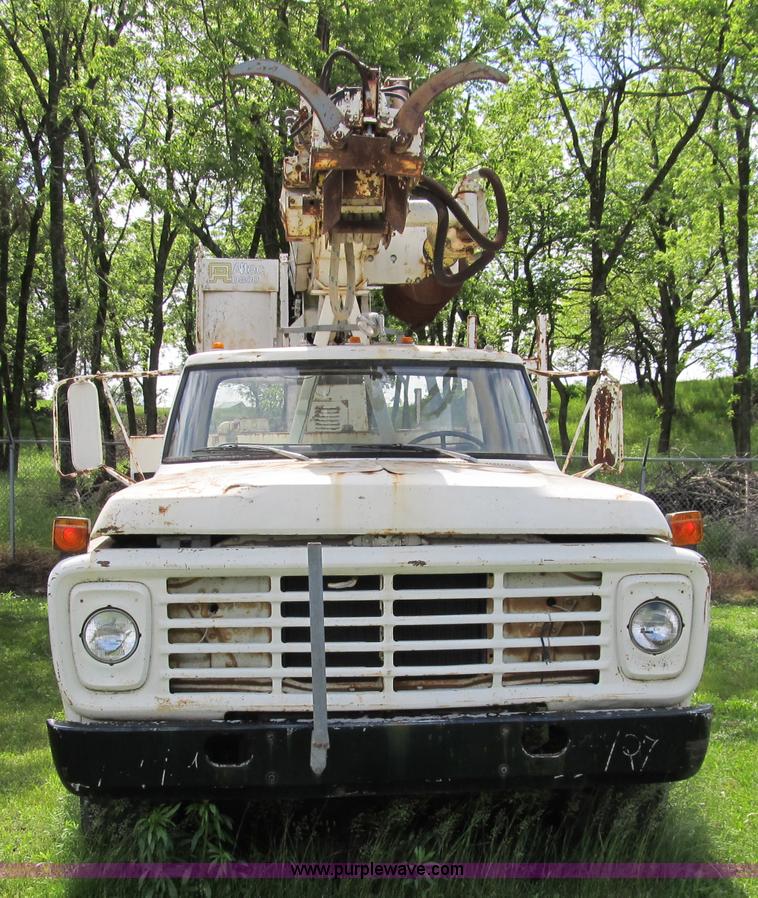 image for item 8992 1977 Ford F700 bucket/service truck