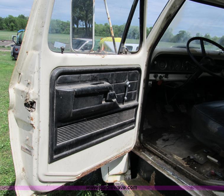 image for item 8992 1977 Ford F700 bucket/service truck